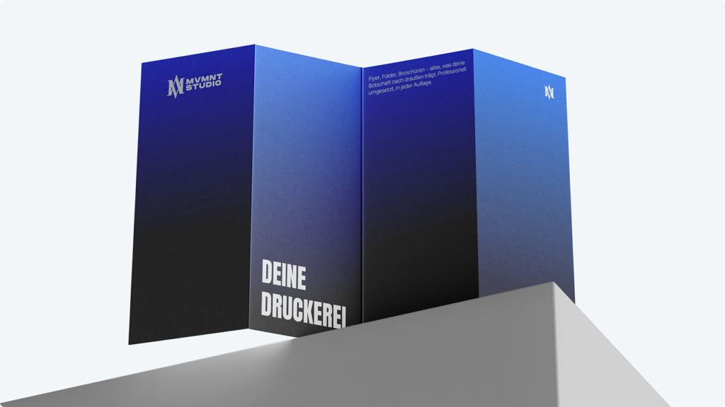 3D render of three tall blue gradient packaging boxes on a slanted gray platform, with 'DEINE DRUCKEREI' text on the front.